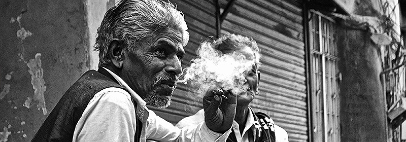 portrait de rue d'un homme avec une cigarette