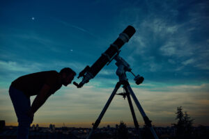 monture équatoriale motorisée avec télescope