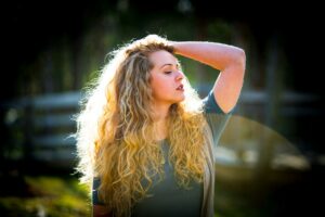 Lumière rim light en portrait avec le soleil